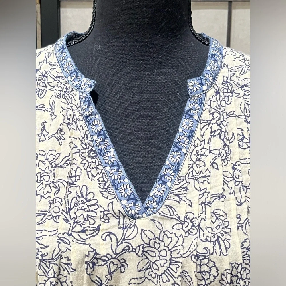 Old Navy Blue and Cream Floral SPLIT NECK, POET Blouse, WOMEN SIZE S